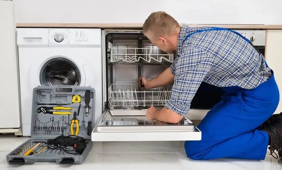 Polatlı Kumtel servisi teknisyen ekibi beyaz eşya tamiri yaparken